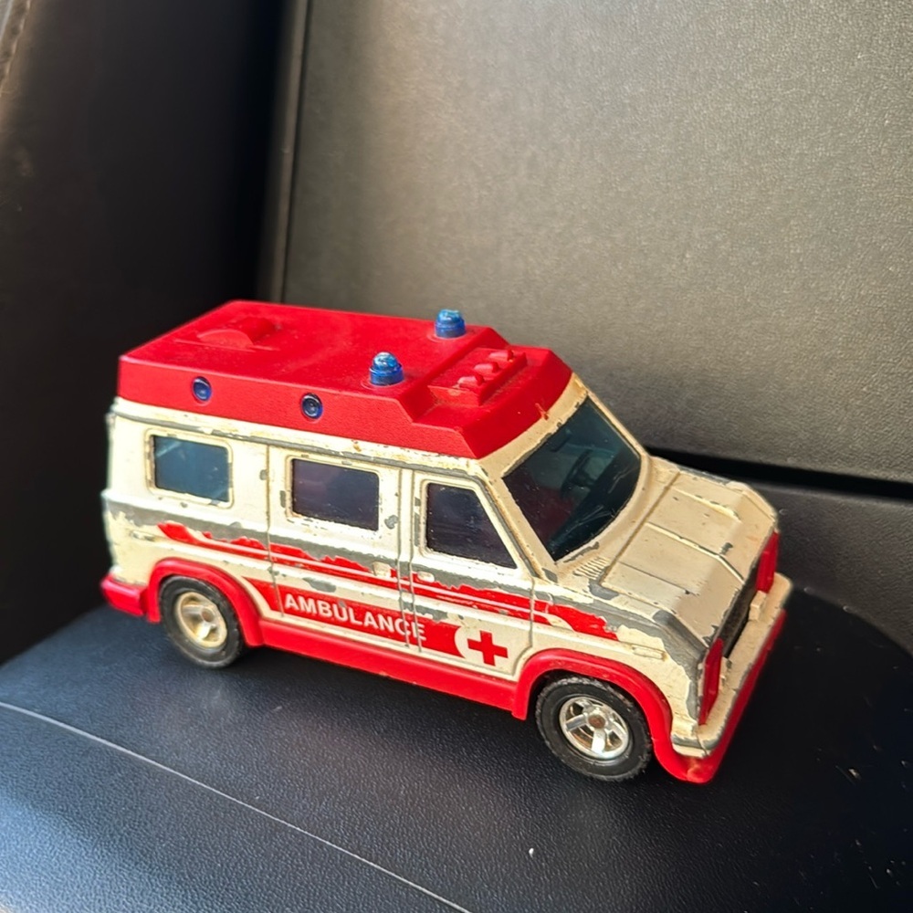 1/36 MODEL MAJORETTE AMBULANCE MEDICAL AMBULANCE HOSPITAL MEDICINE